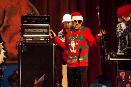 クリスマスにダサいセーターを着る日って何!?セレブにも流行っているアグリ―クリスマスセーター